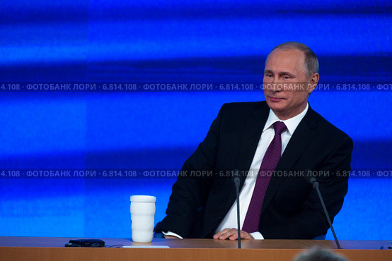 Президент России Владимир Путин на десятой большой ежегодной пресс-конференции в Центре международной торговли на Красной Пресне в центре города Москвы, Россия (2014 год). Редакционное фото, фотограф Николай Винокуров / Фотобанк Лори