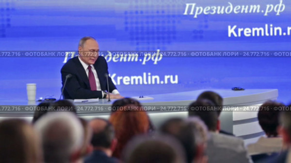 Президент Российской Федерации Владимир Владимирович Путин на ежегодной пресс-конференции в Москве (2016 год). Редакционное видео, видеограф Игорь Долгов / Фотобанк Лори
