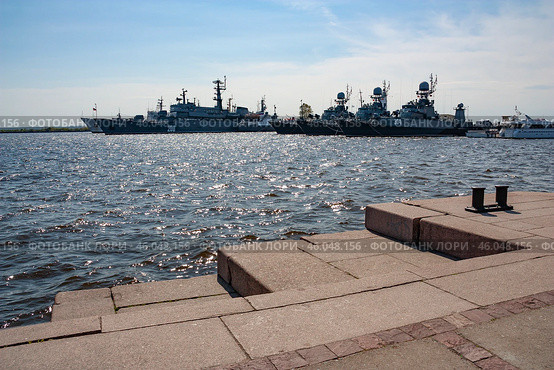 Причал Кронштадта. Боевые корабли Балтийского флота в гавани. Ships at the pier in Kronstadt (2011 год). Редакционное фото, фотограф Смирнова Светлана / Фотобанк Лори