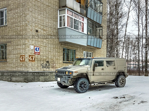 Придомовая территория с автомобилями и пятиэтажными домами советской постройки. Бердск, Новосибирская область. (2024 год). Стоковое фото, фотограф Евгений Мухортов / Фотобанк Лори