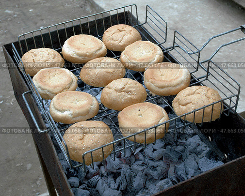 Приготовление бургеров на мангале - Cooking burgers on the grill. Стоковое фото, фотограф Владислав Дельдюгинов / Фотобанк Лори