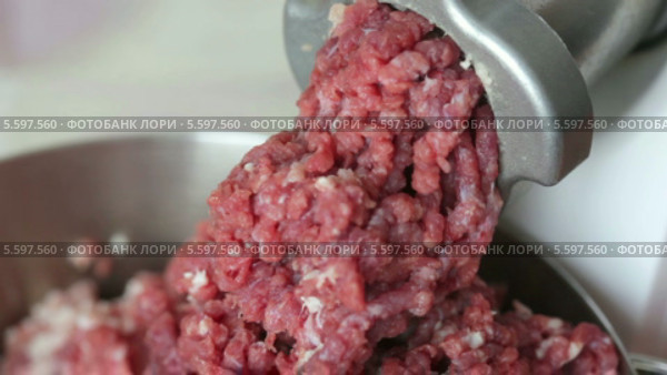 Приготовление мясного фарша на электрической мясорубке. Стоковое видео, видеограф Галина Михалишина / Фотобанк Лори