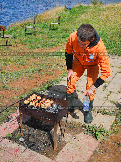 Приготовление шашлыков на природе (2009 год). Редакционное фото, фотограф Алёшина Оксана / Фотобанк Лори