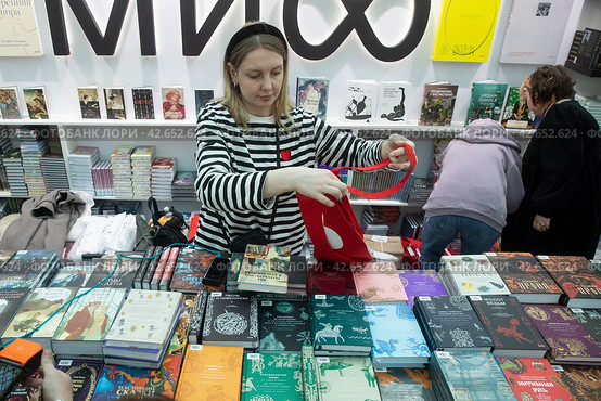 Прилавок издательства "Миф" на международной ярмарке интеллектуальной литературы Non/fiction Весна в Гостином дворе города Москвы, Россия (2024 год). Редакционное фото, фотограф Николай Винокуров / Фотобанк Лори