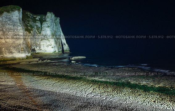 Природные скалы в Etretat (Этрета), Франция. Стоковое фото, фотограф Юрий Брыкайло / Фотобанк Лори