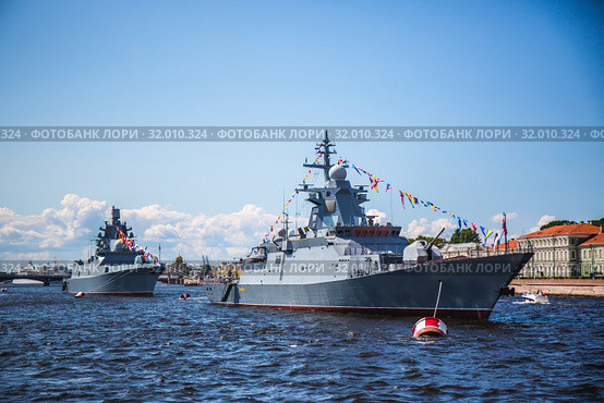 Пришвартованный корабль береговой охраны России у пристани в Санкт-Петерберге ко дню военноморского флота (2019 год). Редакционное фото, фотограф Андрей Атрощенко / Фотобанк Лори