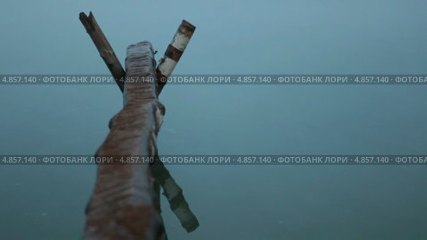 Пристань в виде бревна на озере в густом тумане. Стоковое видео, видеограф Кекяляйнен Андрей / Фотобанк Лори