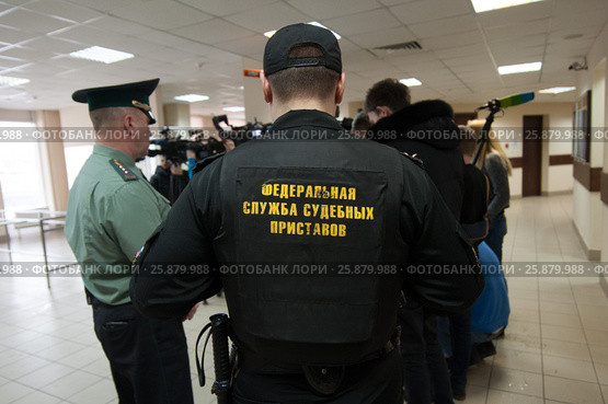 Пристав из состава охраны Зеленоградского районного суда рядом с журналистами (2017 год). Редакционное фото, фотограф Сайганов Александр / Фотобанк Лори