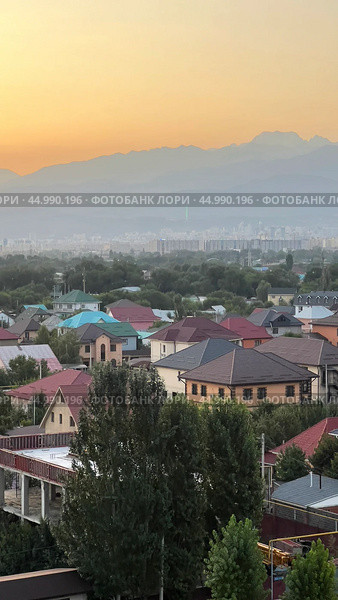 Private residential development in the west of Almaty city against the background of the Tien Shan mountains in the early morning. Kazakhstan. Almaty. 26.08.24. Стоковое фото, фотограф Ярославский Максим / Фотобанк Лори