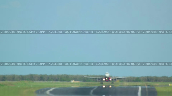 Приземление самолета в аэропорту. Стоковое видео, видеограф Игорь Жоров / Фотобанк Лори