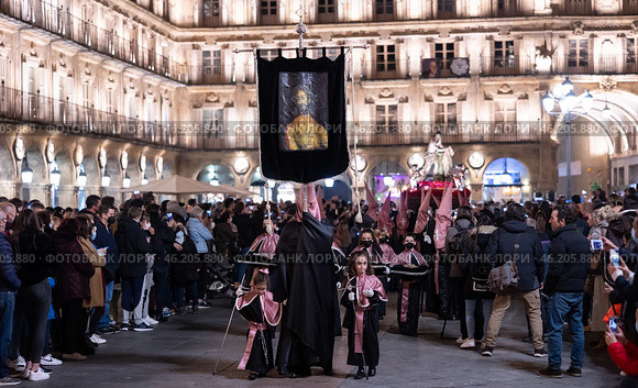 Procession of flagellants during Semana Santa in Salamanca (2022 год). Редакционное фото, фотограф Яков Филимонов / Фотобанк Лори