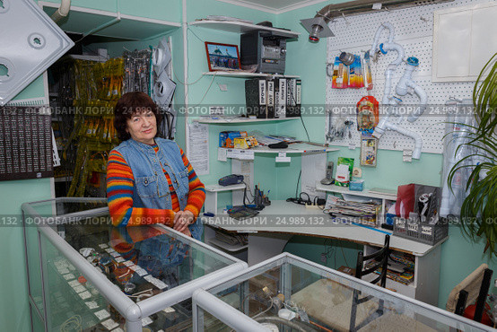 Продавец магазина "Газтехника" (2017 год). Редакционное фото, фотограф Акиньшин Владимир / Фотобанк Лори