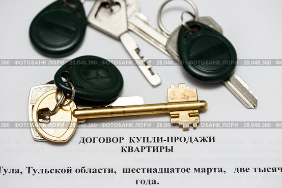 Продажа квартиры. Договор купли-продажи квартиры и связки разных ключей от входной двери. Стоковое фото, фотограф Игорь Низов / Фотобанк Лори