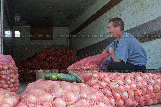 Продажа лука из фургона (2008 год). Редакционное фото, фотограф Юрий Синицын / Фотобанк Лори
