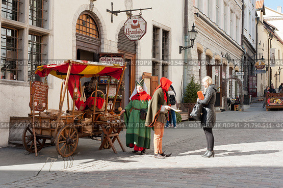 Продажа орехов с добавками около ресторана "Olde Hansa" в Таллине (2015 год). Редакционное фото, фотограф Бурмистрова Ирина / Фотобанк Лори