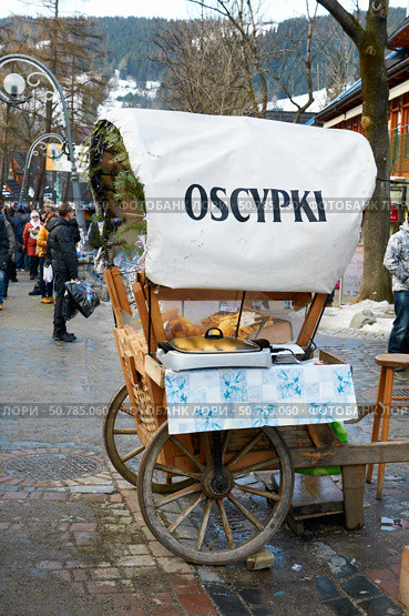 Продажа традиционных сыров. Польша. Закопане. Редакционное фото, фотограф Сергей Куров / Фотобанк Лори