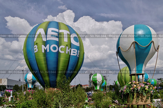 Проект "Лето в Москве". Необычное пространство "Путешествие по облакам" перед аркой Парка культуры им.Горького. Москва. Редакционное фото, фотограф Илюхина Наталья / Фотобанк Лори
