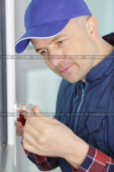 professional electrician stripping wire ends with cutter indoors. Стоковое фото, агентство Ingram Publishing / Фотобанк Лори