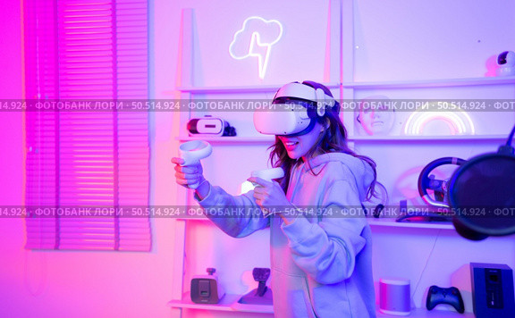 Professional gamer playing games through VR machine that responds to very fun exciting and provocative. Стоковое фото, агентство Ingram Publishing / Фотобанк Лори