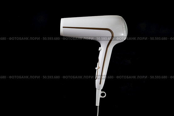 Professional stylish hairdryer isolated over black background. White Ionic Hair Dryer with Hair Care Tool.. Professional stylish hairdryer isolated over a black background. White Ionic Hair Dryer with Hair Care Tool. Стоковое фото, агентство Ingram Publishing / Фотобанк Лори