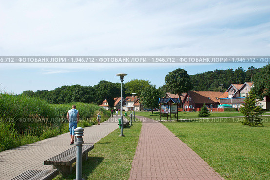 Прогулка по набережной Куршского залива в Йодкранте (2009 год). Стоковое фото, фотограф Елена Галачьянц / Фотобанк Лори