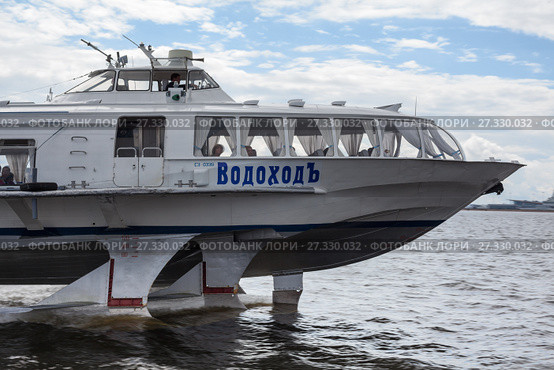 Прогулочный катер на подводных крыльях компании "Водоходъ" в Финском заливе. Регулярные рейсы в Кронштадт (2011 год). Редакционное фото, фотограф Кекяляйнен Андрей / Фотобанк Лори