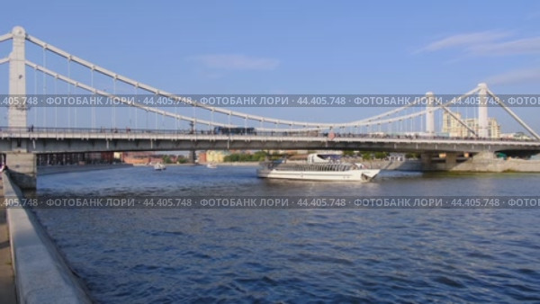 Прогулочный корабль Монтана проходит под Крымским мостом на Москва-реке (2024 год). Редакционное видео, видеограф MК / Фотобанк Лори