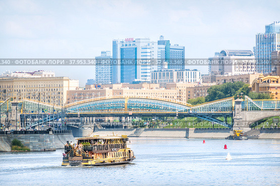 Прогулочный корабль "Морис" на Москве-реке и мост Богдана Хмельницкого, Москва (2022 год). Редакционное фото, фотограф Baturina Yuliya / Фотобанк Лори