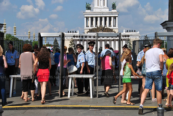 Проход через рамки металлоискателя при входе на ВДНХ. Москва (2014 год). Редакционное фото, фотограф lana1501 / Фотобанк Лори