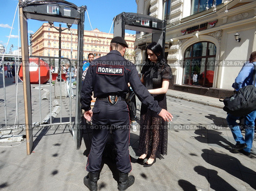 Проход через рамку металлоискателя при входе на Лубянскую площадь в дни проведения Чемпионата мира по футболу FIFA 2018 в России. Театральный проезд. Тверской район. Город Москва. Редакционное фото, фотограф lana1501 / Фотобанк Лори