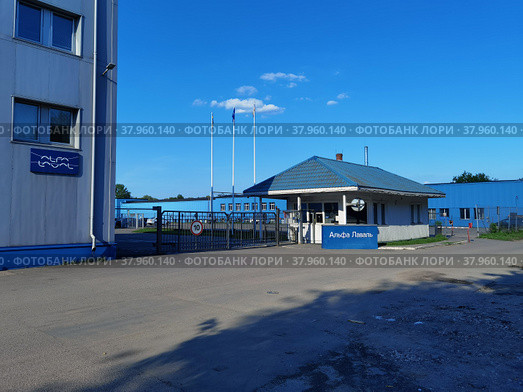 Проходная завода Альфа-Лаваль в Королеве (2022 год). Редакционное фото, фотограф Максим Гулячик / Фотобанк Лори