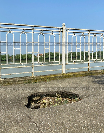 Промоина на Рождественской набережной, Краснодар (2021 год). Стоковое фото, фотограф Мария Кылосова / Фотобанк Лори