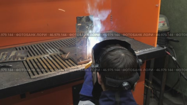 Промышленность: процесс сварки, обучение сварщика. Industry: welding process, welder training. Стоковое видео, видеограф Евгений Романов / Фотобанк Лори