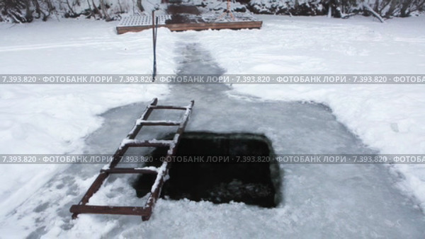 Прорубь для купания в виде квадрата на льду озера, тропинка от пирса. Стоковое видео, видеограф Кекяляйнен Андрей / Фотобанк Лори