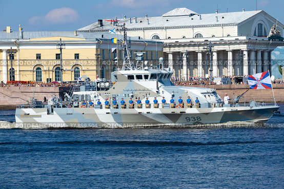 Противодиверсионный катер "Юнармеец Заполярья" на военно-морском параде в честь Дня ВМФ. Санкт-Петербург (2018 год). Редакционное фото, фотограф Виктор Карасев / Фотобанк Лори