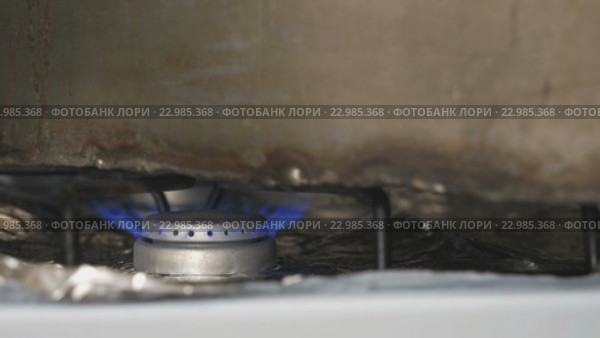 Процесс изготовления домашние водки, включенная газовая плита. Стоковое видео, видеограф worker / Фотобанк Лори