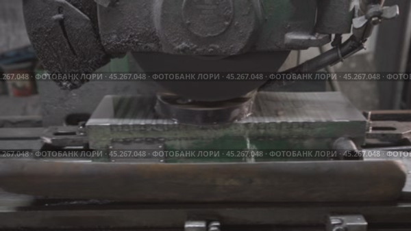 Процесс обработка металла на фрезерном станке. Стоковое видео, видеограф EStarodubov / Фотобанк Лори