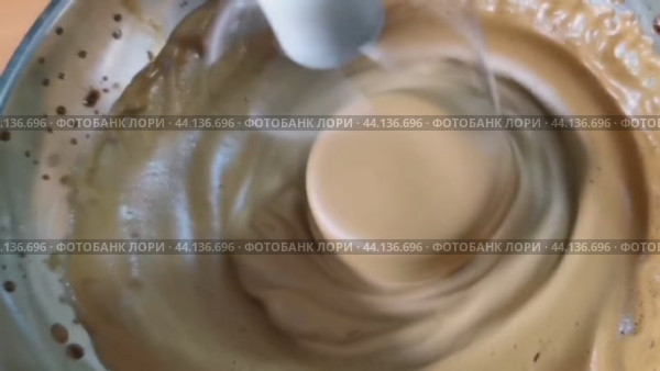 Процесс взбивания кофе с сахаром и водой в пену. Стоковое видео, видеограф Краснова Ирина / Фотобанк Лори