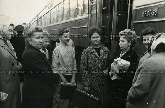 Провожающие у входа в вагон поезда. Редакционное фото, фотограф Retro / Фотобанк Лори