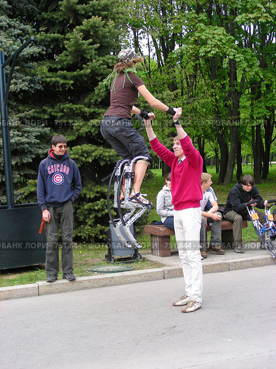 Прыжки на джампингах (Сапоги-скороходы) (2008 год). Редакционное фото, фотограф lana1501 / Фотобанк Лори