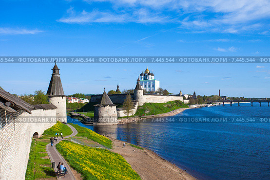 Псков. Кром - Псковский кремль (2015 год). Редакционное фото, фотограф Литвяк Игорь / Фотобанк Лори