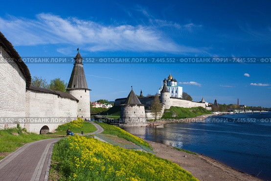 Псков. Псковский кремль (2015 год). Редакционное фото, фотограф Литвяк Игорь / Фотобанк Лори