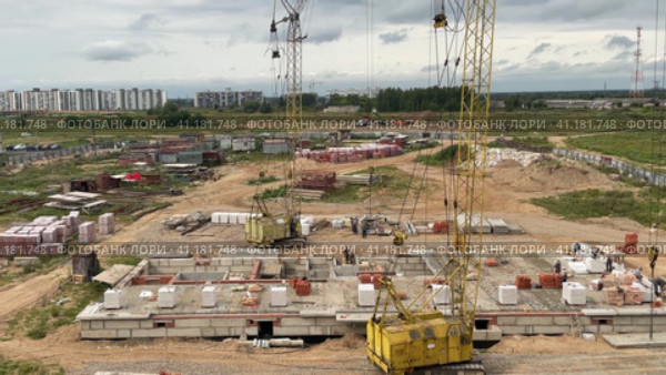 Pskov, Russia 06 september 2023, construction site, structural steel beam build large residential buildings. Workers are engaged in laying the foundation. Редакционное видео, видеограф Ирина Старикова / Фотобанк Лори