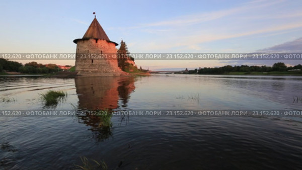 Псков. Вид на кремль с воды вечером (2016 год). Стоковое видео, видеограф Яна Королёва / Фотобанк Лори