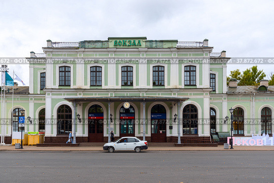 Псков. Железнодорожный вокзал (2019 год). Редакционное фото, фотограф Александр Щепин / Фотобанк Лори