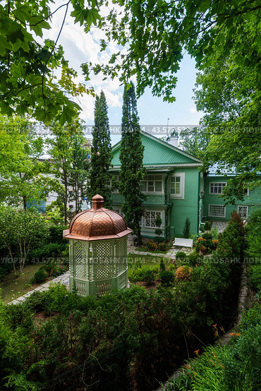 Псково-Печерский монастырь. Дом наместника. (2024 год). Редакционное фото, фотограф Свитич Олег / Фотобанк Лори