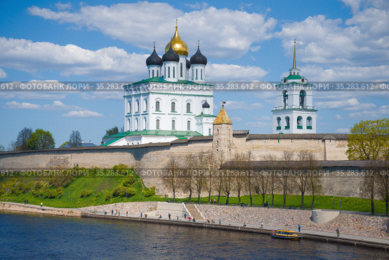 Псковская классика. Троицкий собор в псковском кремле майским солнечным днем . Псков, Россия (2016 год). Редакционное фото, фотограф Виктор Карасев / Фотобанк Лори