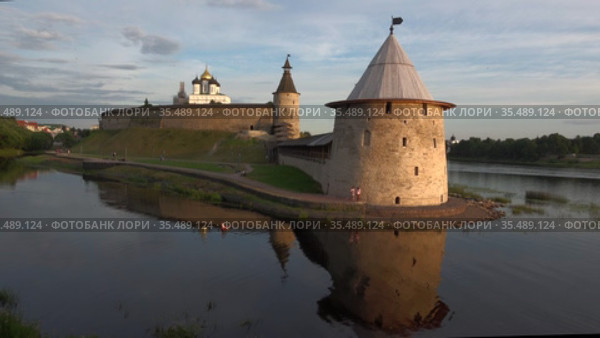 Псковский кремль июльским вечером. Псков, Россия (2020 год). Редакционное видео, видеограф Виктор Карасев / Фотобанк Лори