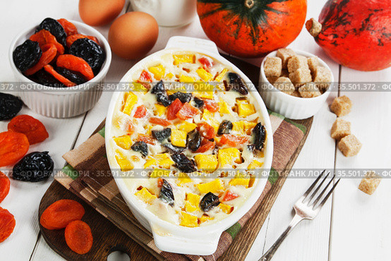 Pumpkin casserole with dried fruits. Стоковое фото, фотограф Надежда Мишкова / Фотобанк Лори