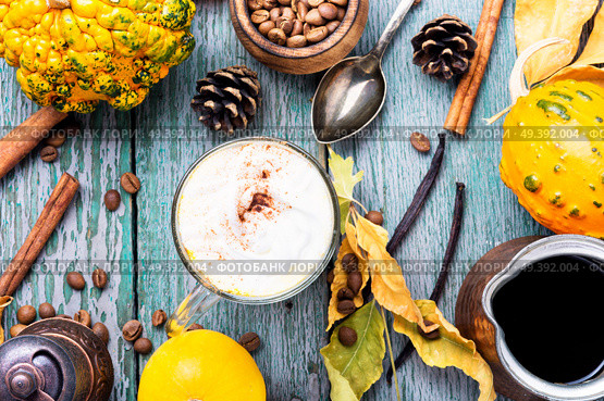Pumpkin spice latte.Cup with autumn coffee.Coffee drink. Pumpkin spice latte. Стоковое фото, агентство Ingram Publishing / Фотобанк Лори